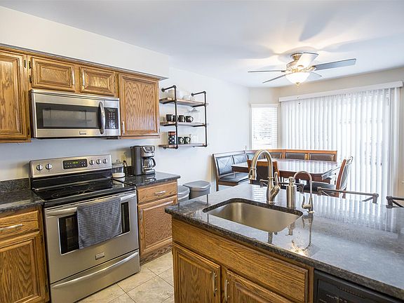 3rd image of 46648 Heathmoor Dr