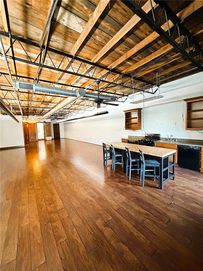 1 bed, 1400 sqft, $1,600 — Photo 4