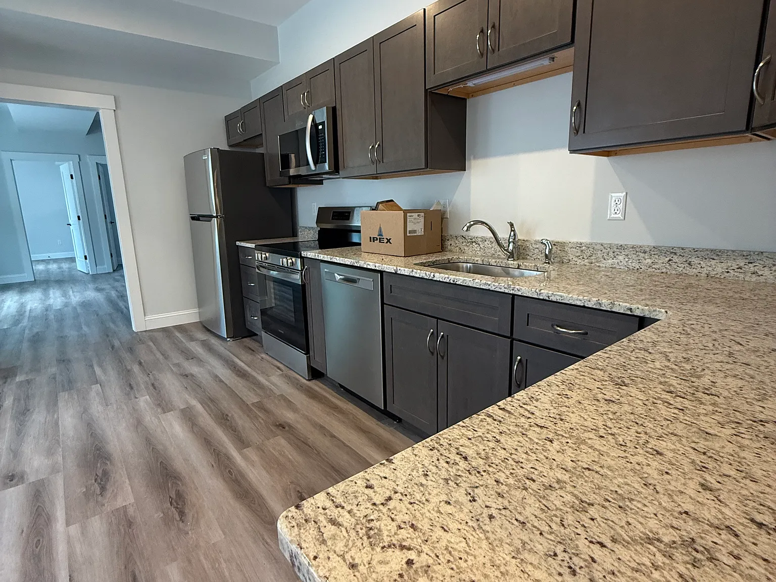 3 bed, 1050 sqft, $2,400 — Photo 2