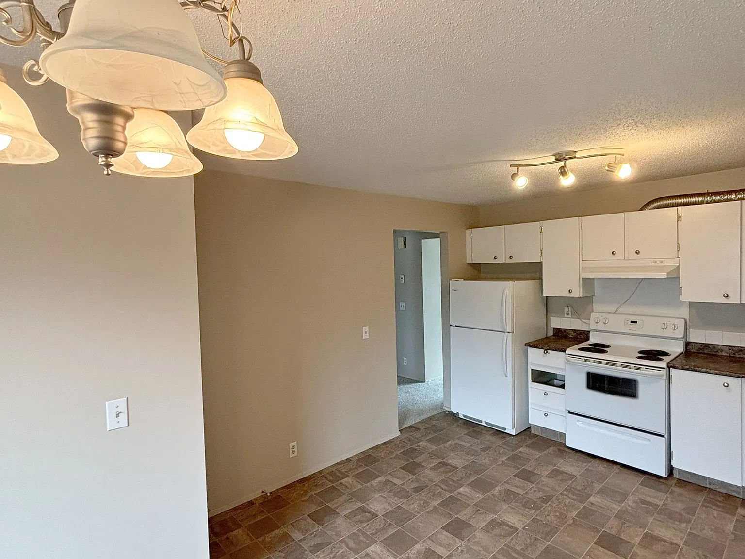 3 Bedroom / 1 Bath House In Castleridge-Tons Of Space For Storage A Must See — Photo 4