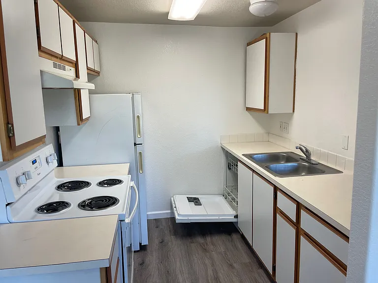 5670 SW Erickson Ave #6 — Photo 4