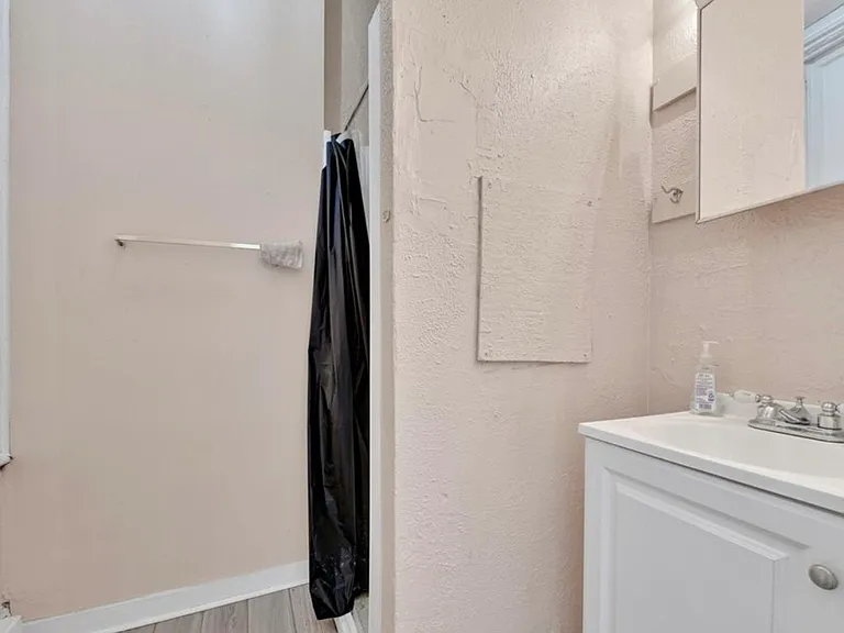 611 E Market St #1 — Photo 8