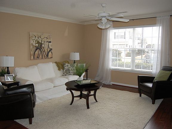 LIVING ROOM : SPACIOUS LIVING ROOM WITH CROWN MOLDING AND VIEW OF THE LAKE