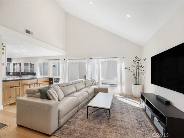 1075 Santa Rosa Ave, Costa Mesa, CA 92626