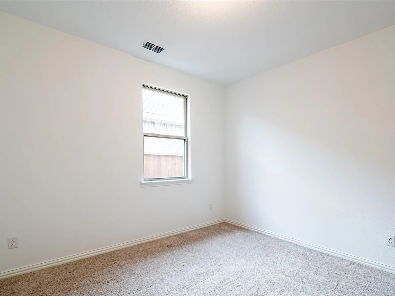 4 bed, 1990 sqft, $2,199 — Photo 4