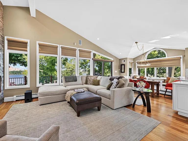31 Colony Rd — Photo 1