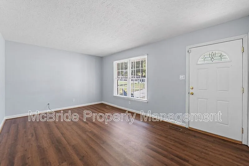 4 bed, 1.5 bath, 1075 sqft, $1,495 — Photo 3