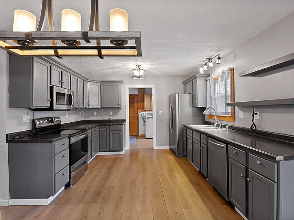 4th image of 2704 Maplewood Ave