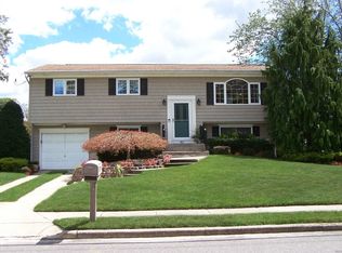 381 Grundy Ave, Holbrook, NY 11741