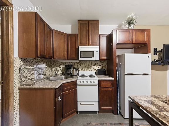 2nd image of 140 W 46th St APT 4R