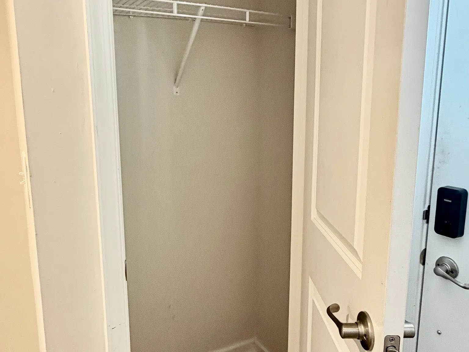 3 bed, 2.5 bath, 1925 sqft, $2,600 — Photo 3
