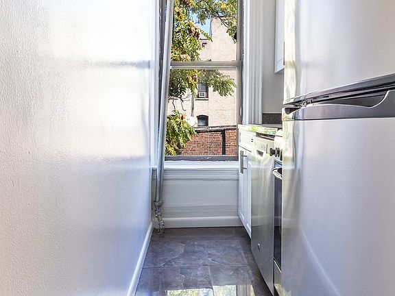 4th image of 259 Bleecker St #39