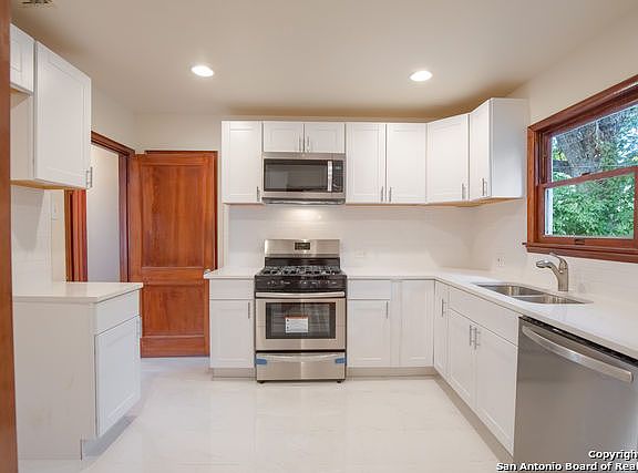 5th image of 434 Adrian Dr