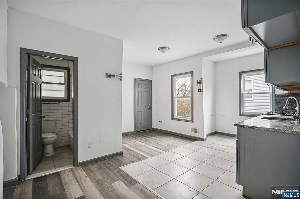 2 bed, 1.0 bath, $2,250 — Photo 4