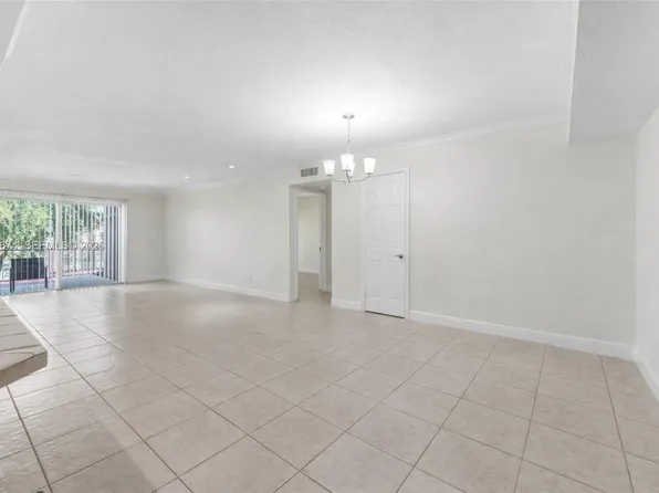 9437 SW 76th St APT V25, Miami, FL 33173