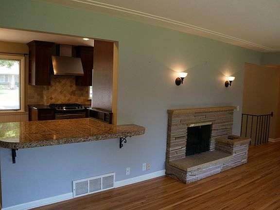 Island/Breakfast bar into kitchen