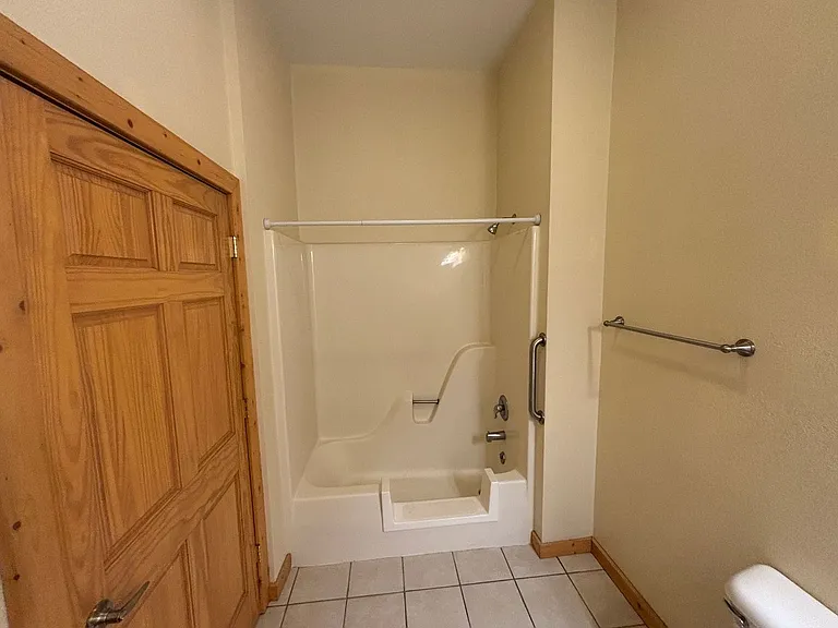 436 Thayer St — Photo 8