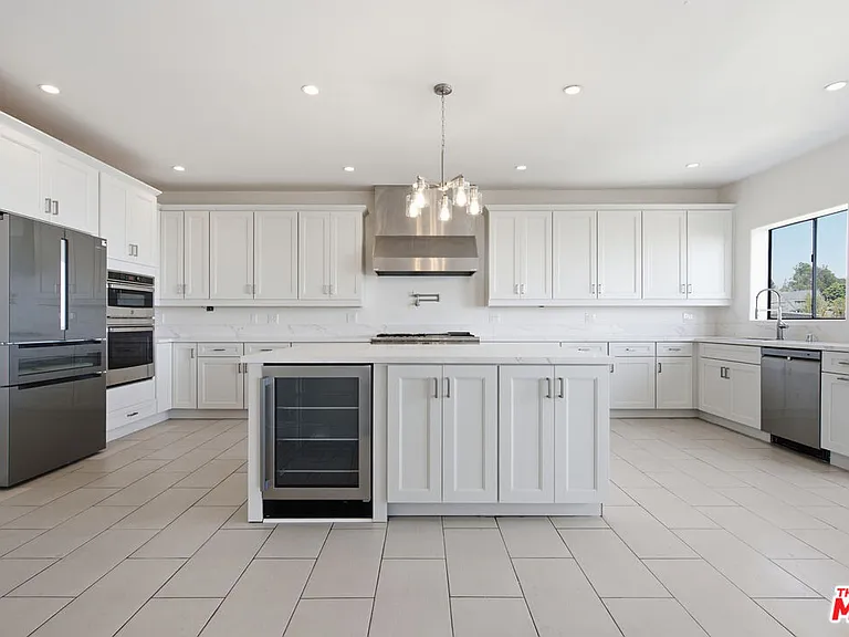 8908 Appian Way — Photo 11