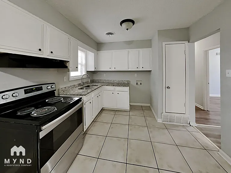2061 Coral Hills Dr — Photo 5