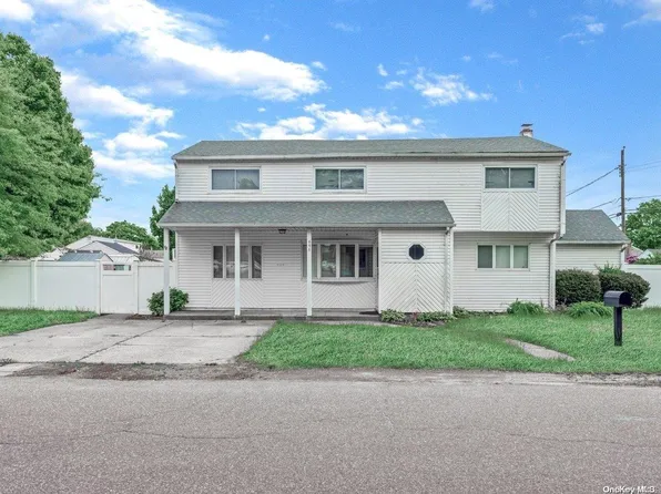 696 N Lewis Avenue, Lindenhurst, NY 11757