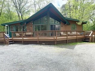 106 Palomino Ln, Hawley, PA 18428