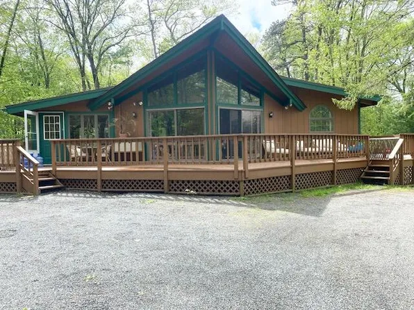 106 Palomino Ln, Hawley, PA 18428