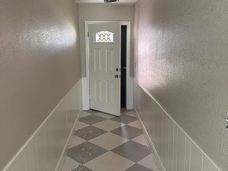 2618 Richardson Dr — Photo 2
