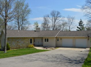 6065 28th Avenue Dr, Vinton, IA 52349