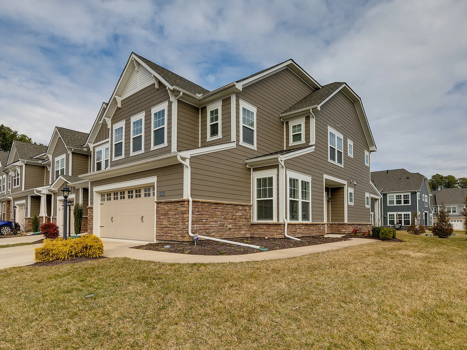 3 bed, 2.5 bath, 2152 sqft, $3,100 — Photo 1