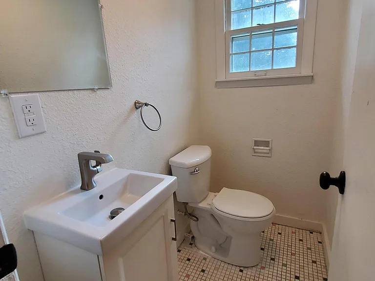 2722 Thompson Ave — Photo 10