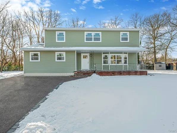 15 Terry Court, North Babylon, NY 11703