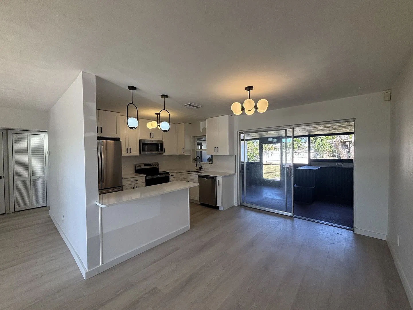 Renovated 4BR/2BA St. Petersburg Home with Fenced Yard & Garage! — Photo 1