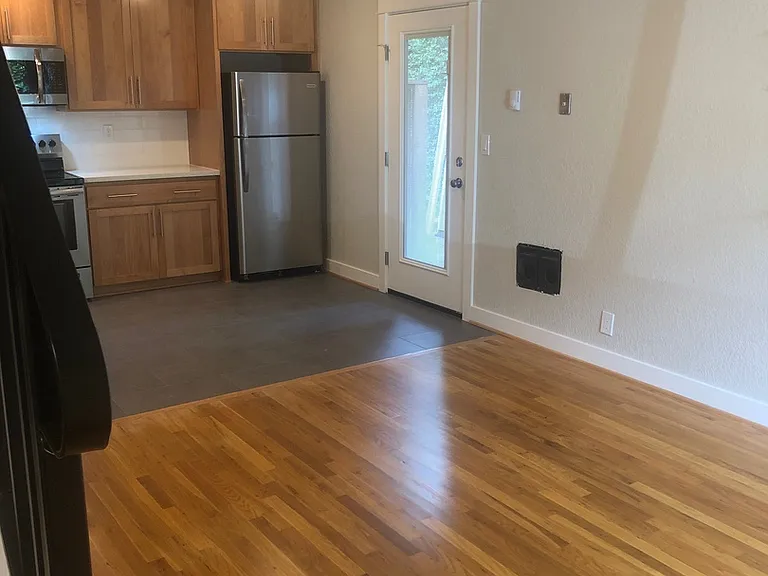 Taggart TownHouse Hardwood's, Patio, Park, Pets, Bike, Bus — Photo 9