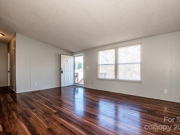 5th image of 136 Silvermere Dr