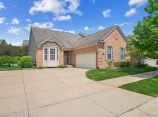824 E Knolls Landing Dr, Milford, MI 48381
