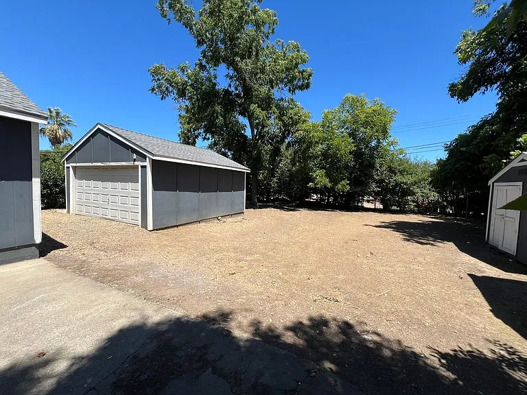 2504 Eastern Ave — Photo 11