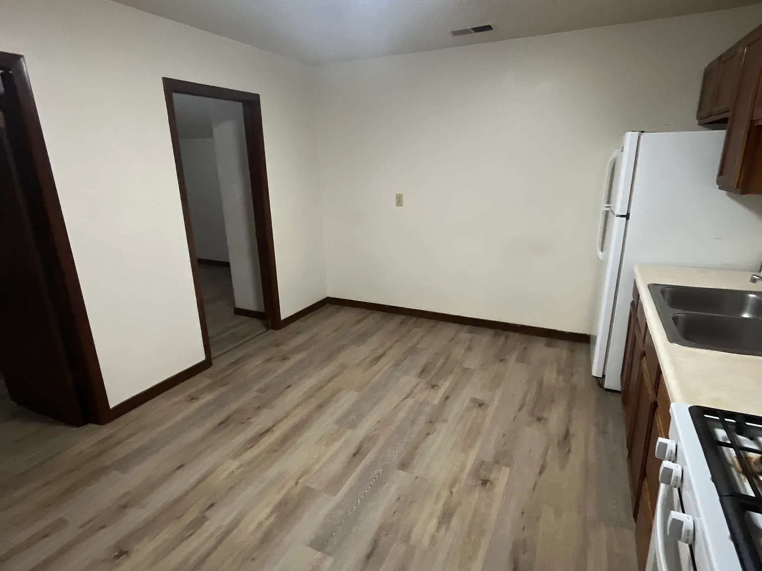 3 bed, 1300 sqft, $995 — Photo 2