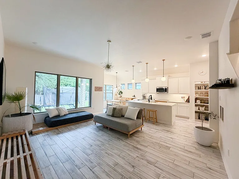 525 Holstein Dr — Photo 4