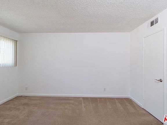 5th image of 20158 Cohasset St Unit 15