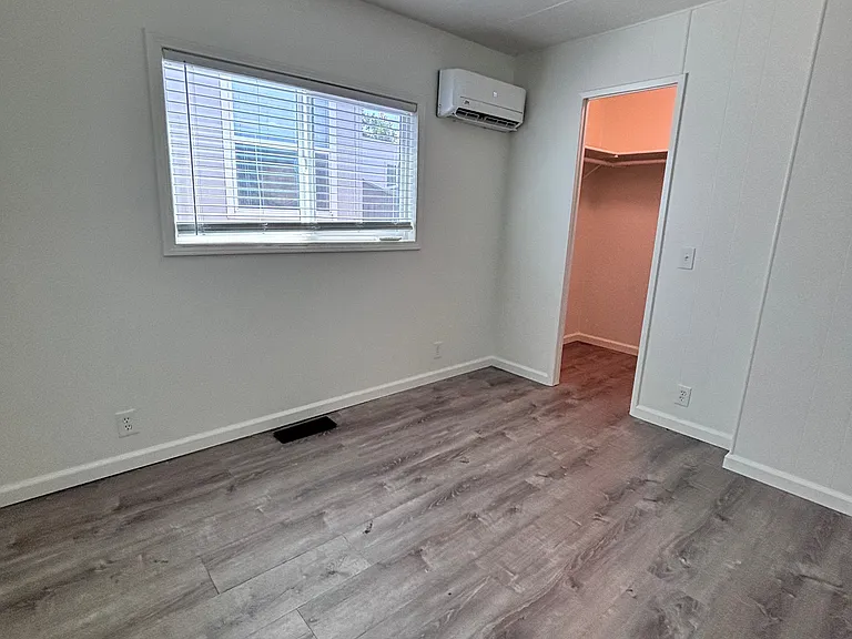 _ This bedroom offers a comfortable and versatile space, ideal for family members, guests, or a home office. Well-proportioned and inviting, the room provides ample space for furnishings while maintaining a cozy feel.