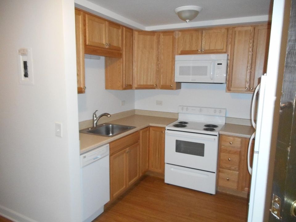 1st image of 555 Pershing Ave APT A