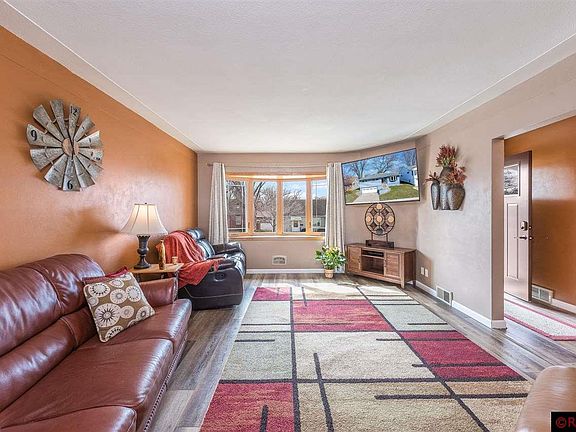 3rd image of 915 Budd St