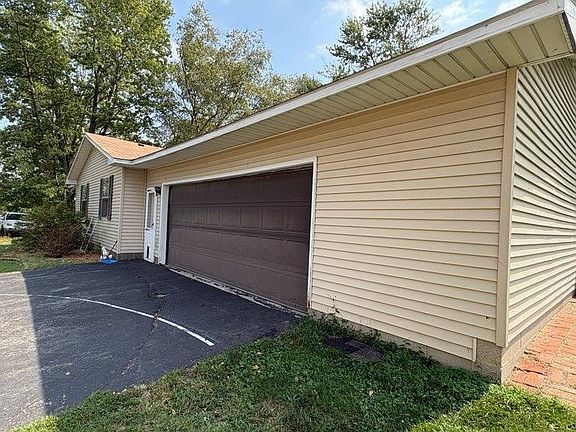 2nd image of 429 County Road 1800e