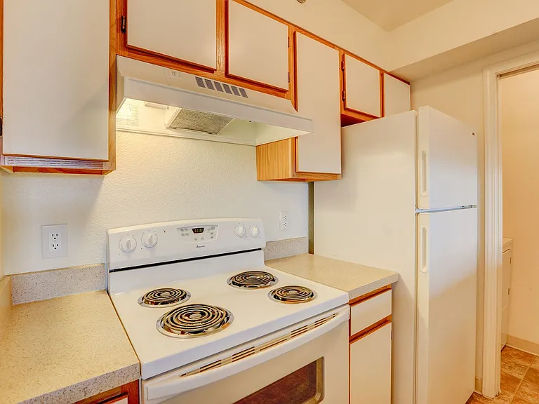 Americana Lakewood Apartments — Photo 43