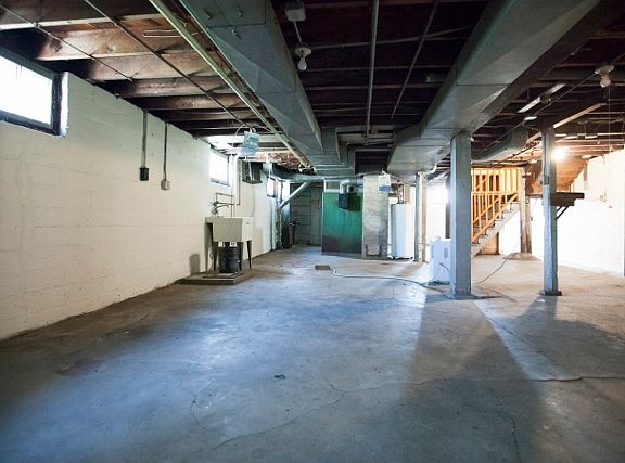 5th image of 3019 Knox Ave N