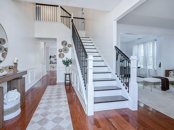 3rd image of 105 Alcott Ct