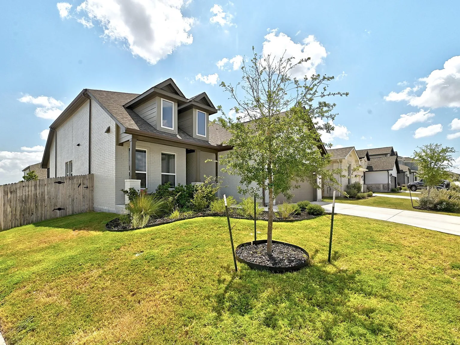 3 bed, 2.0 bath, 1754 sqft, $2,800 — Photo 2