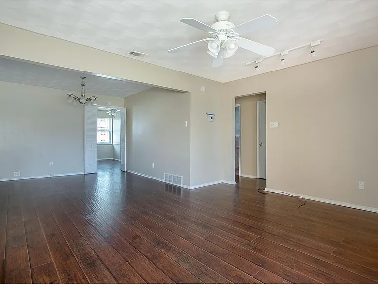 7010 Kingsbury Dr — Photo 8
