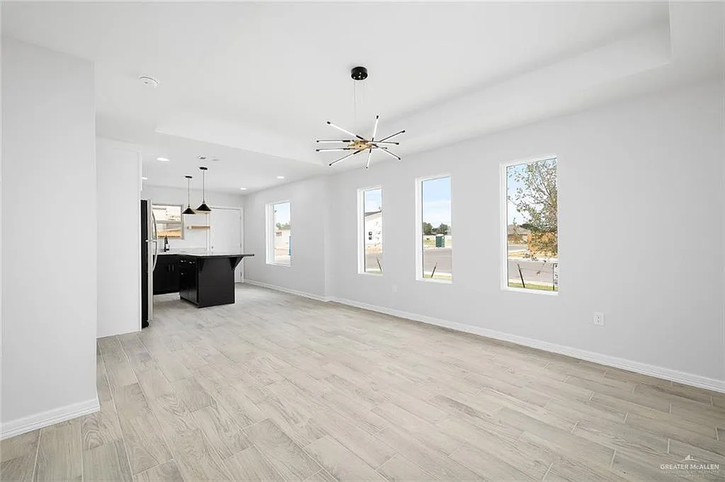 3 bed, 2.0 bath, 950 sqft, $1,050 — Photo 3