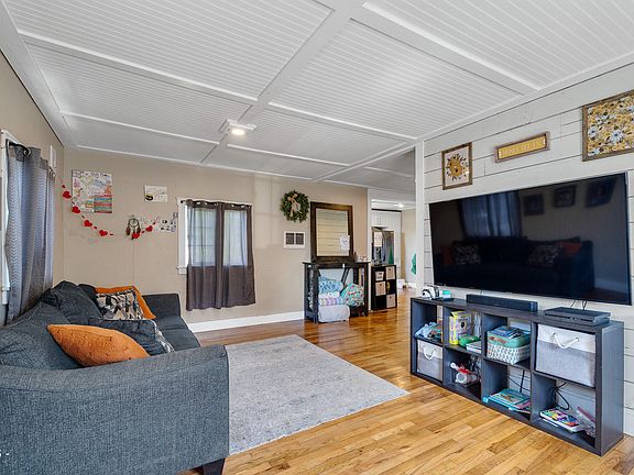 5th image of 405 Evergreen Dr